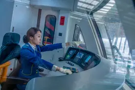 来了！成都首个快线女司机图片