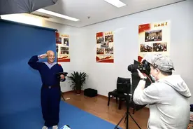 定格风采的海军老兵纪念照拍摄进行时→图片