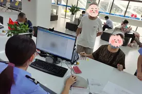 办完证后，他们留下了大大的赞图片