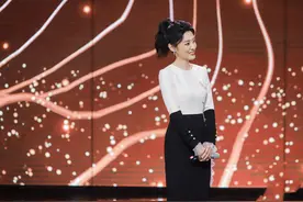 周涛怎么不显老？扎高马尾配紧身裙，身材纤瘦无赘肉，60后里少见图片