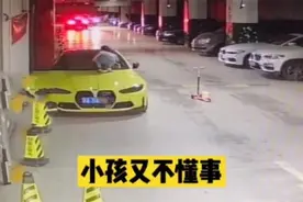 熊孩子故意踩碎豪车玻璃，车主索赔被怼：等你有娃了踩我家车图片
