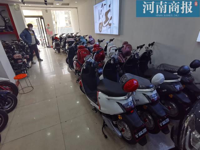疫情期间，有郑州市民为防疫专程去买电动车：“用来上下班，安全出行”