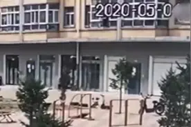当场摔吐血！以为窗户离地不高 男童玩游戏从2楼跳下视频封面