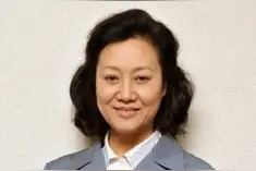 王丽云近照臃肿背杂牌包，成恶婆婆专业户，母女双双离婚至今单身图片