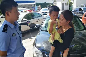 河南西平：男童迷了路 交警急相助图片