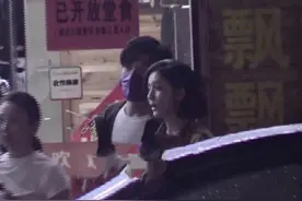 郭德纲约佟丽娅董璇聚餐，一杯白酒一饮而尽，三人竟交情不浅图片