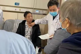 南大二附院甲状腺外科完成一例甲状腺鳞状细胞癌根治术图片