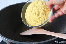 1碗玉米面简单一炒，1个月的早餐都有了，低脂饱腹，营养好吃图片