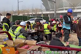 10元管饱饺子摊吸引了众多工人来吃，蘸料面汤免费，摊主图啥？图片