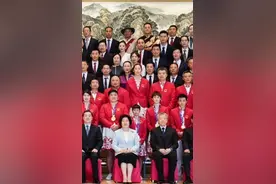 反差萌！14岁全红婵身材娇小，全运会与樊振东朱婷合影引发热议图片