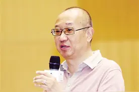 睡了11年地铺的冯仑：年轻就是好，我的自信是在澡堂里找到的图片
