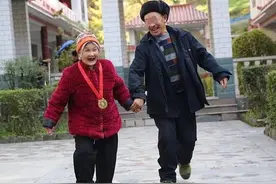 84岁老人越活越像个孩子，却过得超幸福：人老了要学会做“孩子”图片