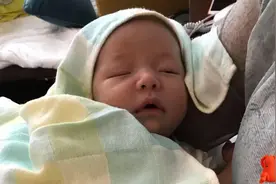 被称为液态黄金的母乳不好吃？为啥宝宝一吃母乳就犯困？原因有四图片