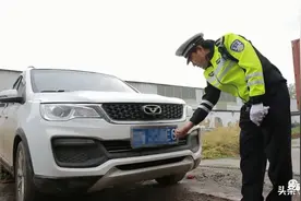 沭阳一男子跑“黑车” 为躲测速私自变号被拘！图片