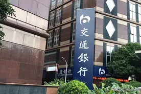 彻头彻尾的国贼，但他题写的四字至今沿用，走在大街上很容易看到图片