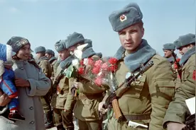 先进不代表合适：装备AK-74的苏军，被游击队手里的老枪压着打图片