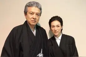 三浦友和骨相真耐老，头发灰白梳小侧背依然帅气，发型选对了图片