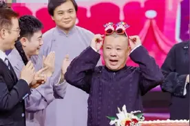 48岁郭德纲生日现场飙泪，儿徒满堂花团锦簇，想起往事感慨万千图片