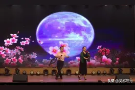 退休老人学唱黄梅戏《刘海戏金蟾》选段 十五的月亮为谁圆图片