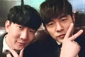 42岁周杰伦晒自拍满脸胡茬，遭林俊杰喊话开直播，3字回复太恶搞图片