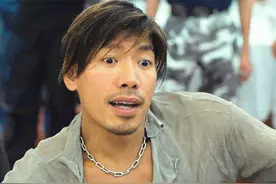 57岁张耀扬现身聚会，搂富婆唱歌心情好，无名指戴戒指疑好事近图片