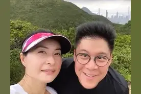 郭晶晶霍启刚携手爬山，登顶合影夫妻相明显，周围杂草丛生无人烟图片