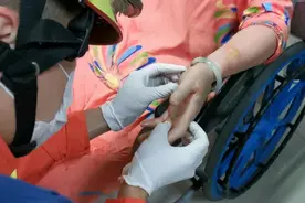 门窗炸飞！女子杀蚊子时“多做一步”，致严重烧伤！图片