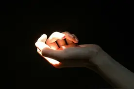 一双无处安放的手图片