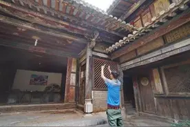 云南深山百年老豪宅，建房时贴了3.6斤黄金，78岁老人独自居住图片
