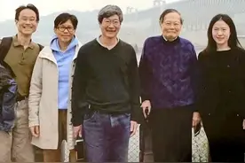 翁帆与杨振宁儿女合影：“一家六口”笑容灿烂，17年婚姻诠释爱情图片
