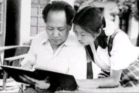 李敏、李讷陪毛主席用午饭时，李讷撒娇地说：爸爸，你在捉弄我们图片