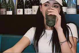 我是一名外卖小哥，送外卖打开门时竟然发现是我出差的老婆图片