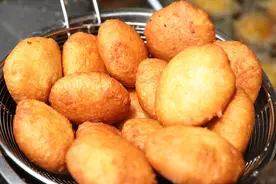 炸糖糕，记住2个诀窍，个个空心不塌陷，金黄酥脆，凉了也不硬图片