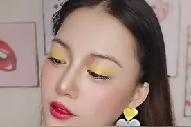 蓝黄大撞色，这位小美女美炸了图片