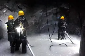 山里打隧道还要划船？高温工作要抱着冰块？图片