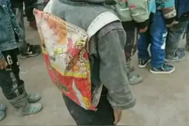 男孩背着“麻袋书包”，形单影只格格不入，网友：穷人的自卑图片