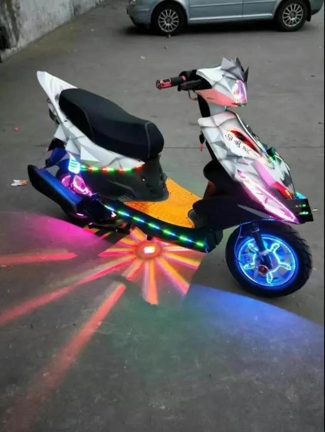 前天发了文章《80后杀马特,90后非主流,00后亚逼,哪一个更厉害?