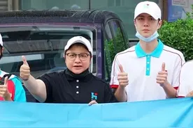 韩红王一博现身灾区照片，太赞了图片