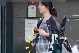 郭碧婷怀孕6个月，穿裙子束胸大肚如萝，面如蜡色带狗去宠物医院图片