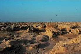 新疆4亿年前的“死海”正在复活，水是怎样来的呢？看完背后一凉图片