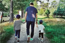 靳东父子3人牵手照曝光，两兄弟戴同款帽超有爱，网友：男模天团图片