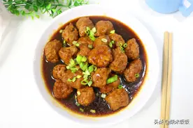 猪肉丸子这样做，不散不柴，鲜嫩有弹性，做一盘连汤也不剩图片