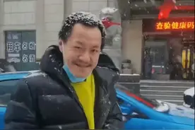 51岁雪村罕露面，发际线后移眨眼比心卖萌，曾离婚第2天就再婚图片