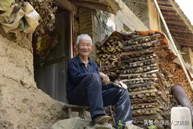 名叫李根的82岁老木匠，一天精工制作两个小方凳，坐在家里就卖完图片