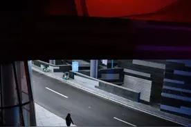 街头摄影师要像猎人一样，对周围环境保持警觉，快速预判下手果断图片