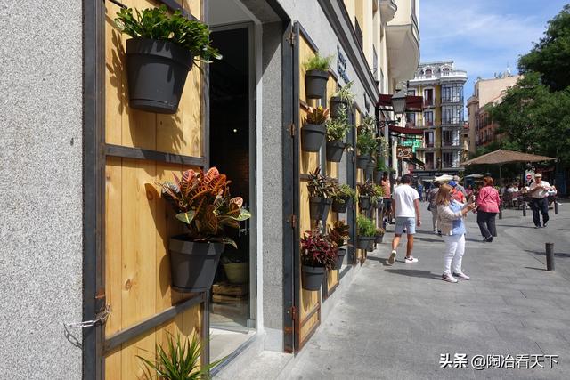 西班牙首都马德里阳光灿烂，风景宜人，最适合漫步游览