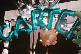 帕丽斯希尔顿为男友庆生送壕礼，爆料卡戴珊建议她选择双胞胎备孕图片