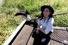 澳女记者蹲鳄鱼旁报道，鳄鱼突然跳起张嘴，场面惊险亏女子反应快图片