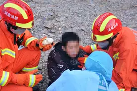 14岁男孩被困荒山体力不支，花了一小时，消防员轮流将其背出图片