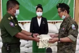缅甸军方向两支民武捐赠大米等物资图片